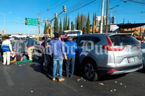Atropellan a vendedor de flores en Circuito Juan Pablo II