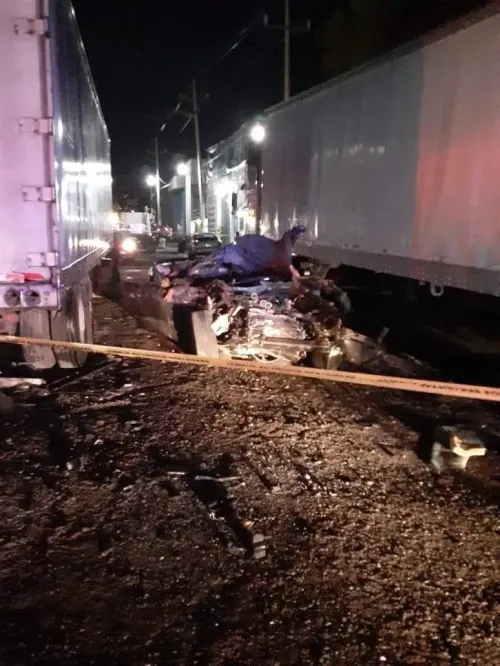 Sujetos chocan su Mustang contra un tráiler y mueren en la México-Puebla