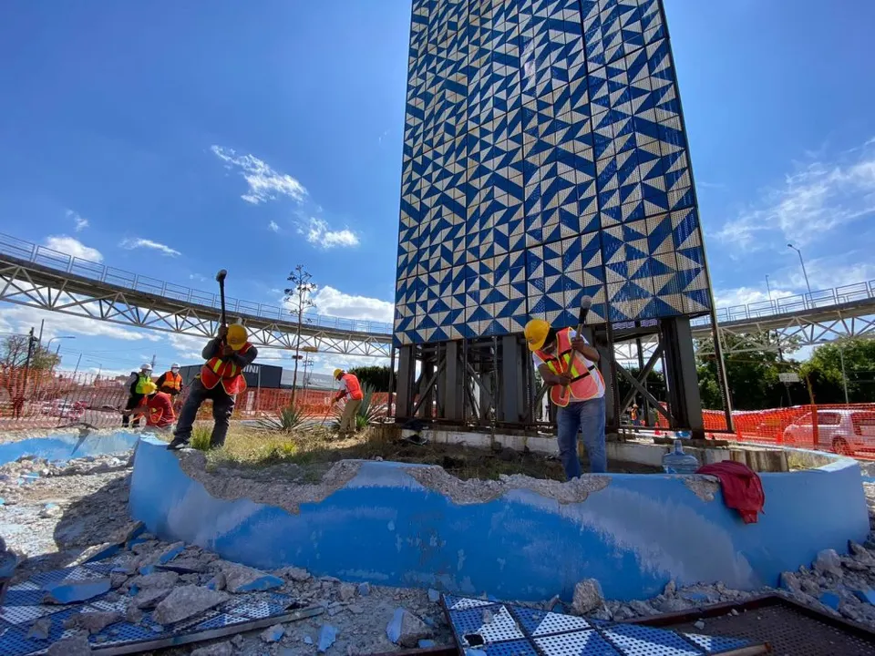Inicia demolición de obelisco morenovallista en bulevar Hermanos Serdán