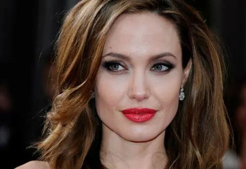 ¡Upss! Angelina Jolie visitó al Arzobispo de Canterbury sin sostén (Fotos)