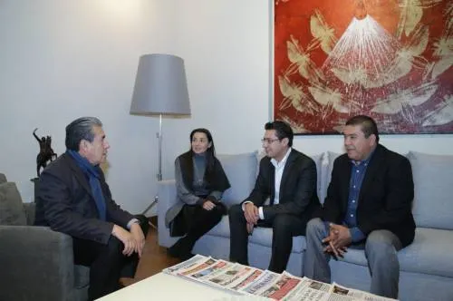 SGG mide el clima social y político al reunirse con líderes políticos