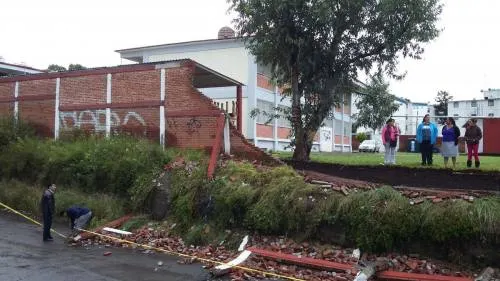 Mañana se reanudan clases en la escuela Francisco González Bocanegra, tras la caída de barda