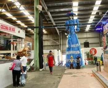 Exhibición temática del día de muertos llega al mercado independencia