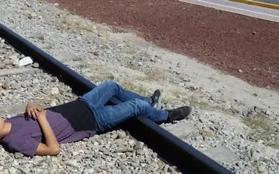 Se va de fiesta y amanece en las vías del tren en Tehuacán