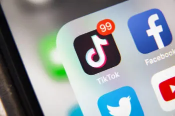 Trump extiende por tercera vez plazo para prohibición de TikTok