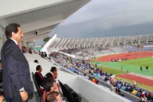 Alfonso Esparza asiste a victoria de Lobos 1-0 ante San Luis