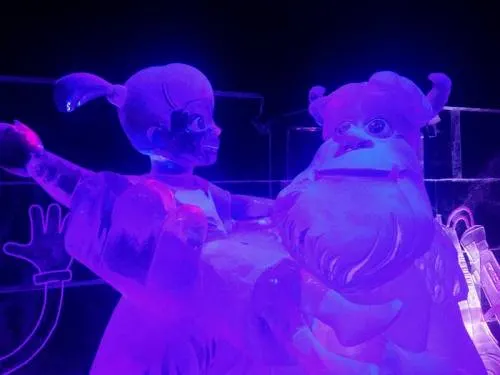 Universo de Disney esculpido en 600 toneladas de hielo