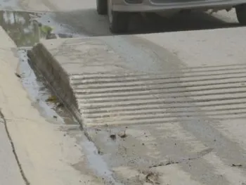 Conductores acusan diversos accidentes por falta de señalamientos en topes del bulevar 18 de noviembre