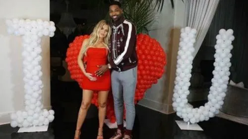 Khloé Kardashian presume su embarazo en lencería