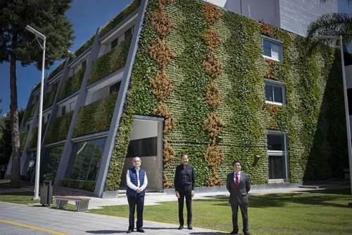 Inaugura Rector Alfonso Esparza Muro Verde en la Facultad de Ciencias Biológicas de la BUAP
