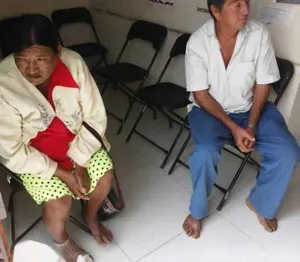 Obligan a campesinos de Quintana Roo a quitarse calzado para entrar a oficinas