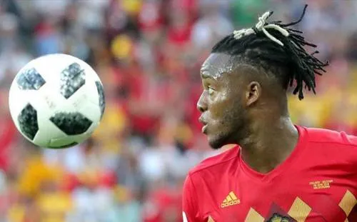Así fue el balonazo que se dio en la cara Batshuayi al celebrar su gol (video)