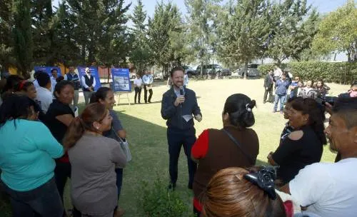 Luis Banck continúa entregando sanitarios rehabilitados en San Francisco Totimehuacan