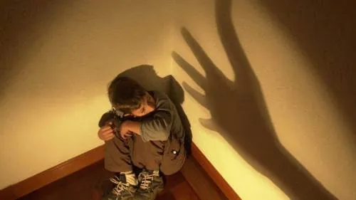 Menor pide ayuda por violencia hacia su madre