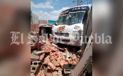 Camión de la ruta 20 derriba barda en Guadalupe Hidalgo