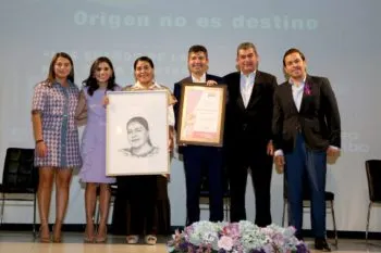 Presentan el libro “Los sueños de la niña de la montaña” en el Teatro de Puebla