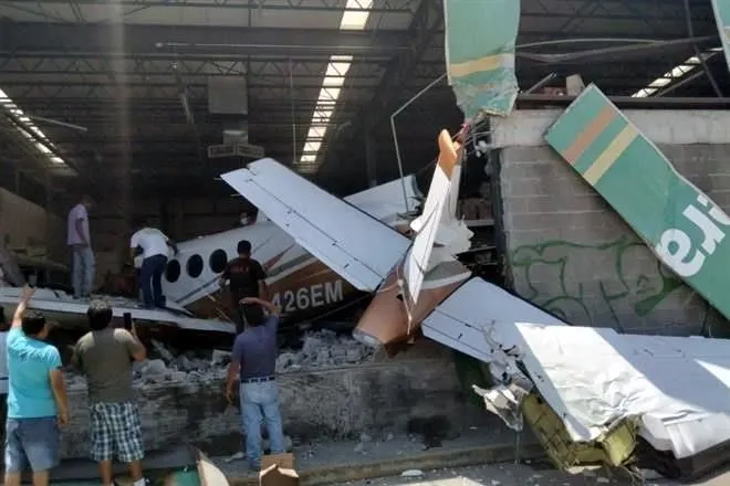 Avioneta cae sobre la tienda Aurrerá y mata a 3 personas