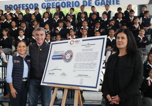 Tony Gali cumple el Compromiso 3: Uniformes Gratuitos