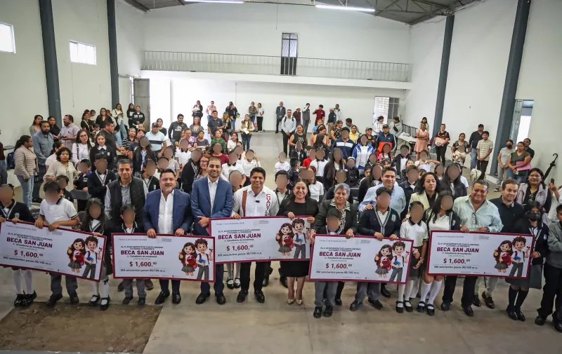 Cuautlancingo reconoce a 63 estudiantes con promedio de 10 y entrega Becas San Juan