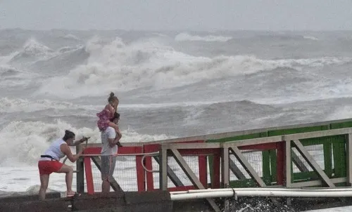 ‘Hanna’ se degrada a tormenta tropical en Texas; se localiza a 30 kilómetros de Tamaulipas