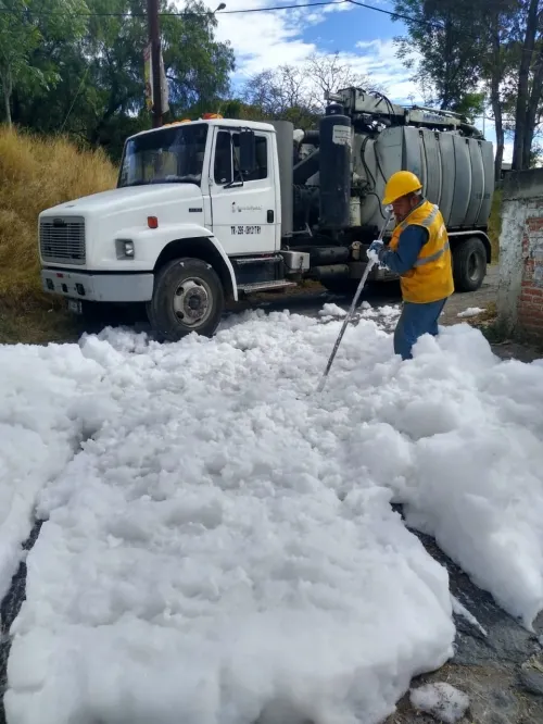 Agua de Puebla atiende reportes de espuma en Reforma Sur