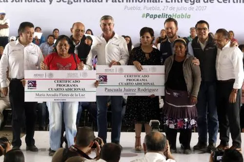 Certeza jurídica reciben familias al obtener escrituras de manos de Tony Gali y Rosario Robles