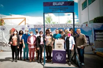 Lilia Cedillo coloca la primera piedra del edificio de posgrado de Microbiología del ICUAP