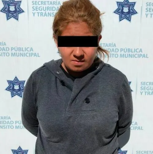 Detiene policia municipal de puebla a una mujer probable asaltante