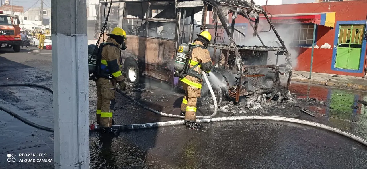 Autobús de pasajeros se incendia cerca de gasolinera