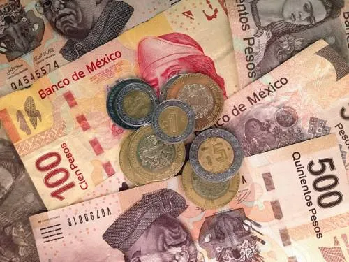 Peso cae a su nivel más débil desde junio;  cotiza 20.47 por dólar