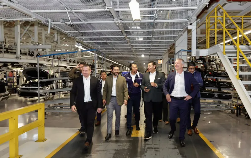 Acuerda Armenta mantener incentivos fiscales para Volkswagen por una década
