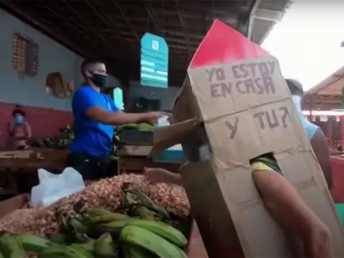 Abuelita usa esta peculiar caja de cartón contra el covid-19
