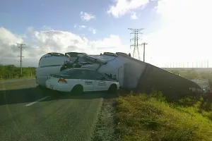 Fuertes vientos provocan volcadura de 15 tráileres en Oaxaca