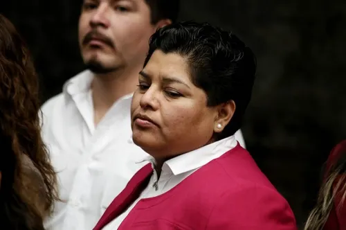 Doña Karina prepara su propio negocio con la basura
