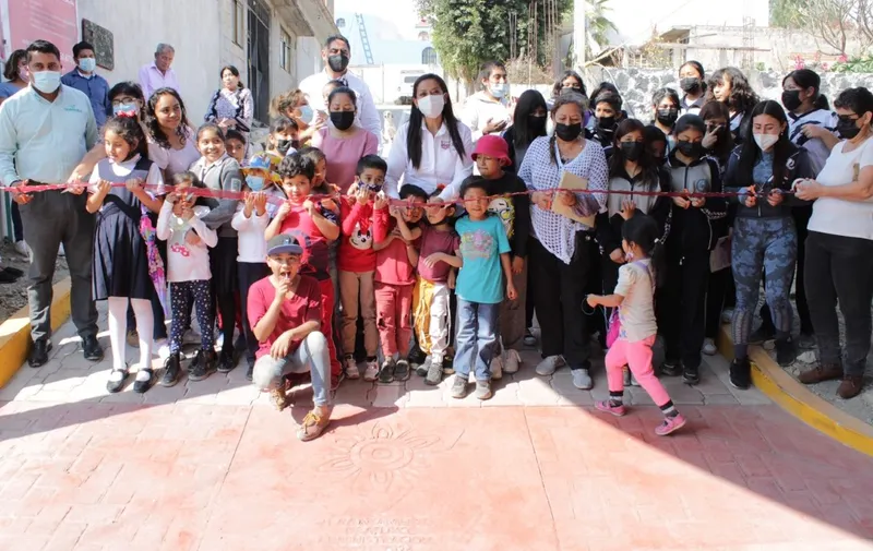 Ariadna Ayala Camarillo con niños