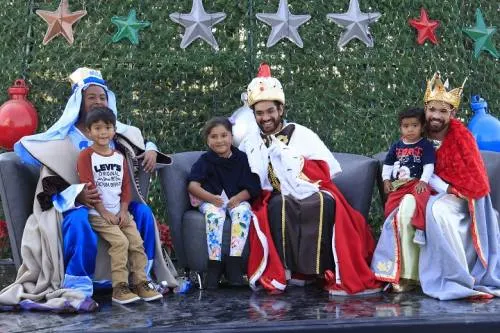 Niños entregan sus cartas a los Reyes Magos
