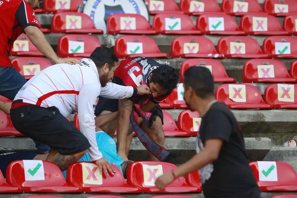 Entrega mamá a su hijo por participar en riña de Querétaro y Atlas