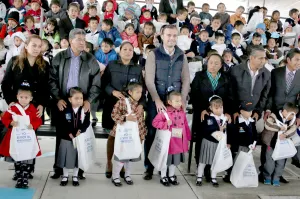 Comuna sigue con entrega de kits escolares