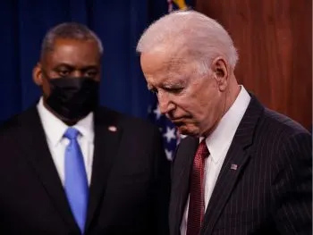 “La democracia es frágil”, dice Biden tras absolución de Trump.