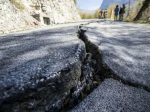 Sismo de 6.5 grados causa derrumbes en Italia