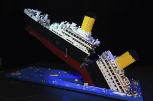 EL TITÁNIC HECHO CON LEGO TAMBIÉN SE HUNDE