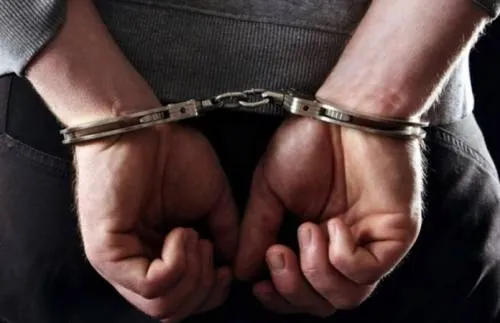 Se investiga a sujeto que falsificó documentación para reclamar la propiedad de un vehículo.