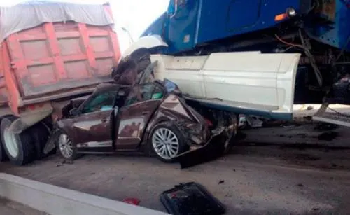 Tráiler aplasta dos autos en el primer piso de la autopista México-Puebla