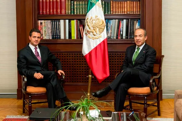 Se reúnen Calderón y Peña en Los Pinos