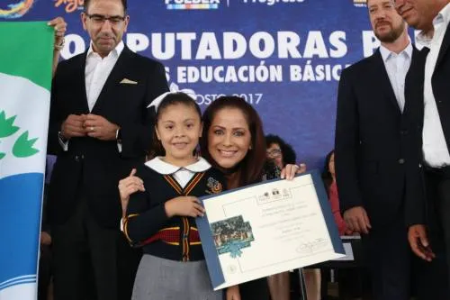 Dinorah López reconoce el desempeño de docentes y estudiantes poblanos