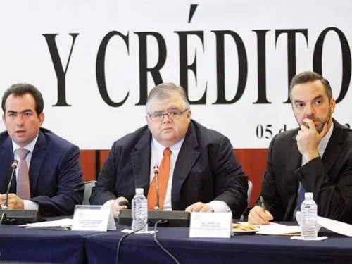 No hay dinero para regalar: Carstens; advierte riesgos en elecciones de 2018