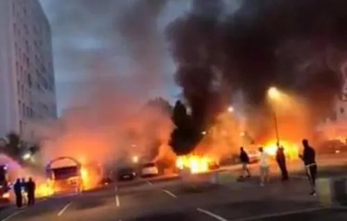 Encapuchados queman 90 vehículos y provocan disturbios en 8 distritos de Suecia