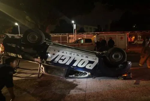 Choque deja volcadura de una patrulla y dos personas heridas