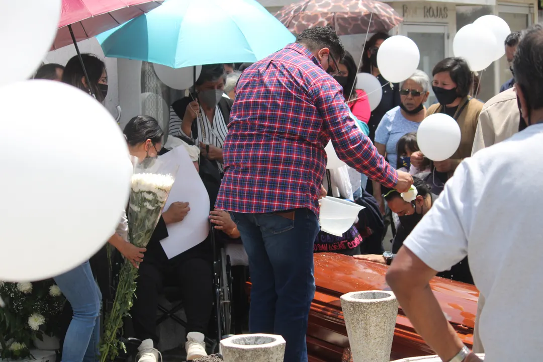Con aplausos y globos blancos, sepultan y despiden a ‘Santi’, quien murió por la caída de un árbol