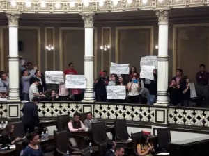 Perredistas encabezados por Cotoñeto arman escena en Congreso
